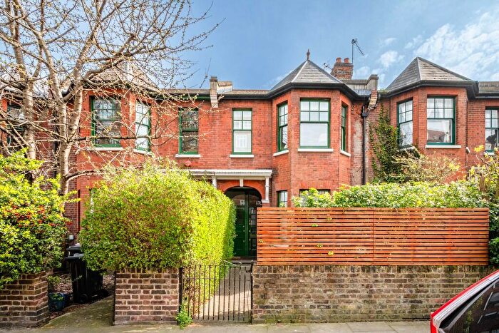 2 Bedroom Maisonette For Sale In Shacklewell Lane, E8