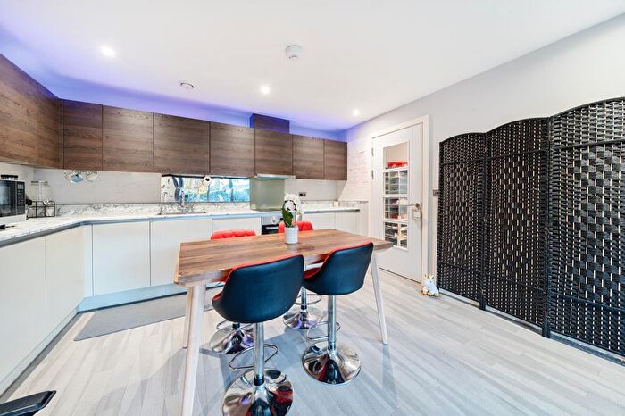 2 Bedroom Flat For Sale In Slough, Berkshire, SL2