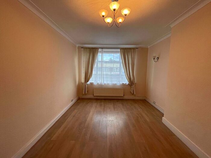 3 Bedroom Flat To Rent In Watling Avenue, Edgware, HA8