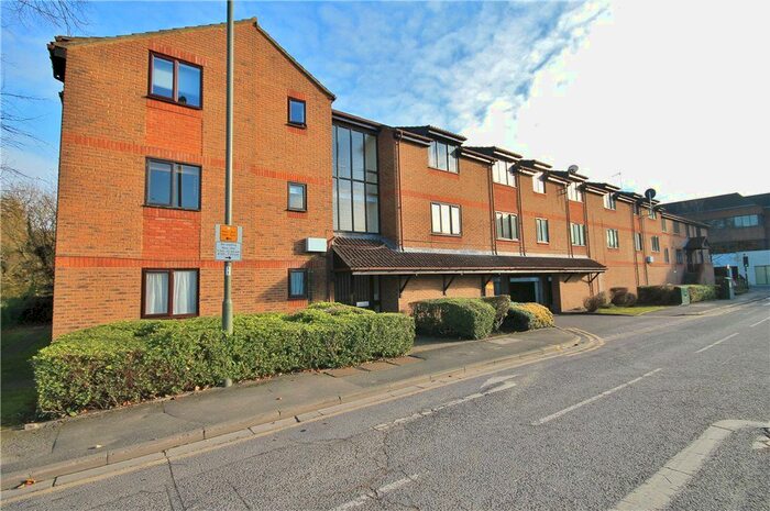 1 Bedroom Flat To Rent In Fairfield Avenue, Staines, Middlesex, TW18
