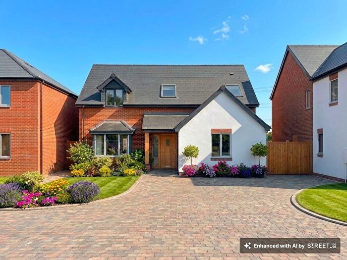4 Bedroom Chalet For Sale In Darkwater Close, Holbury, SO45