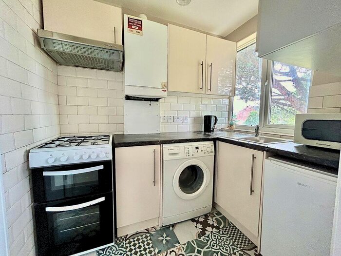 2 Bedroom Maisonette To Rent In Westward Road, Chingford, E4
