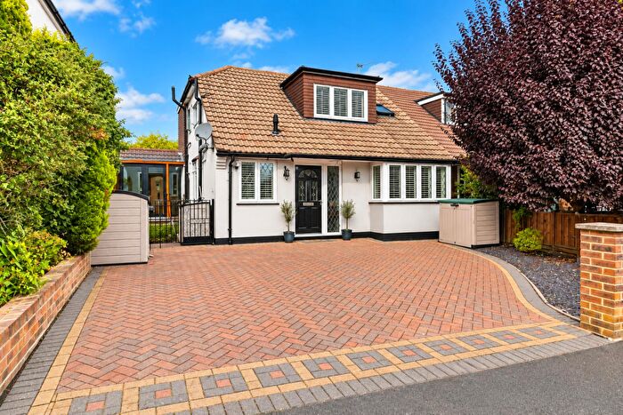 4 Bedroom Semi-Detached Bungalow For Sale In Edenfield Gardens, Worcester Park, KT4