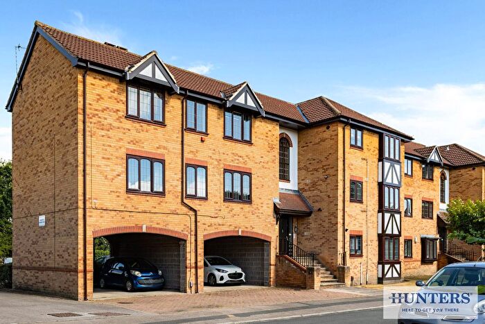 2 Bedroom Flat For Sale In Lakeside Chase, Rawdon, Leeds, LS19