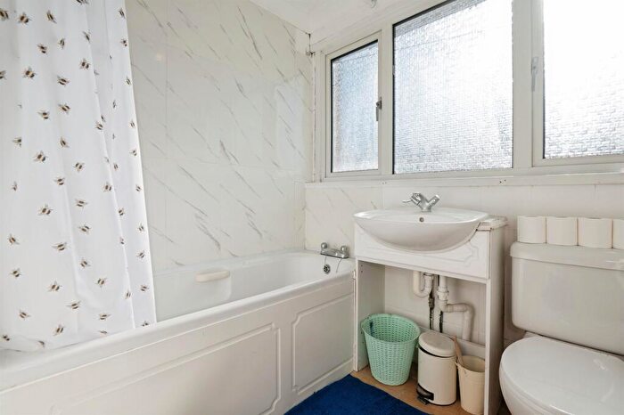 3 Bedroom End Of Terrace House For Sale In Butts Road, Southampton, SO19