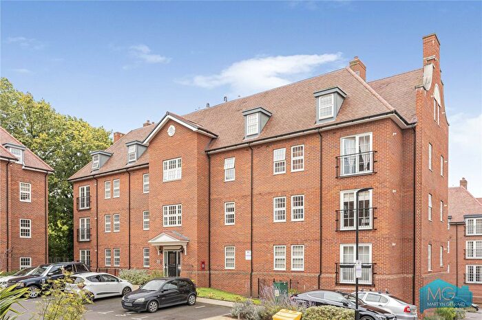 2 Bedroom Flat For Sale In Collison Avenue, Barnet, EN5