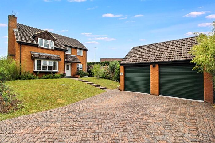 4 Bedroom Detached House For Sale In Goodliffe Gardens, Tilehurst, Reading, RG31