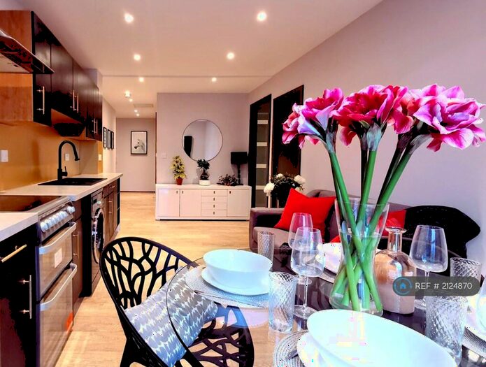 3 Bedroom Flat To Rent In Millharbour, London, E14