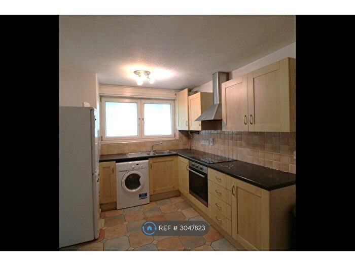 3 Bedroom Maisonette To Rent In Heron Court, Bromley, BR2
