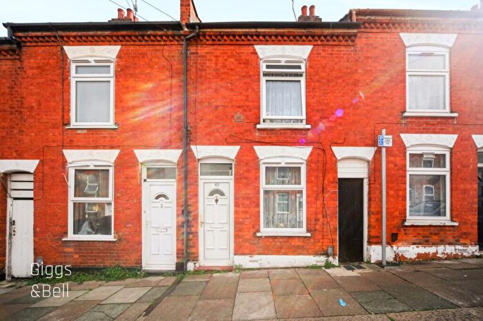 2 Bedroom Terraced House For Sale In Luton, Bedfordshire, LU1