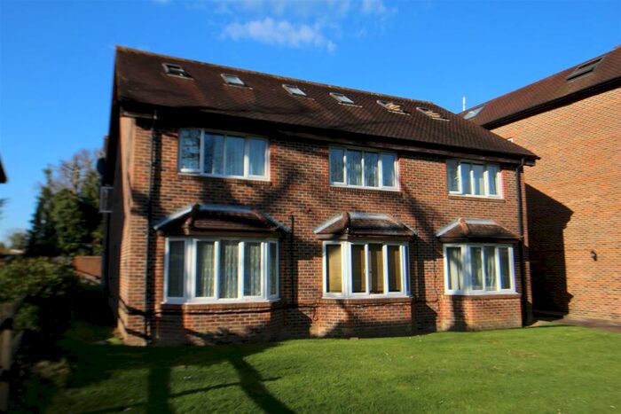 Flat To Rent In Maple Green, Southgate, RH11