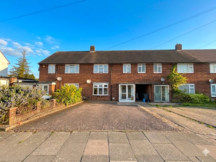 3 Bedroom Terraced House For Sale In Bolingbroke Road, Luton, Bedfordshire, LU1