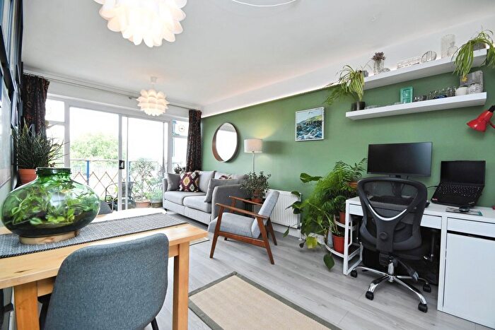 1 Bedroom Flat For Sale In The Vineyards, Great Baddow, Chelmsford, Essex, CM2