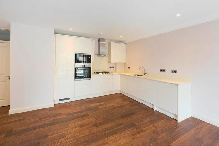3 Bedroom Flat To Rent In High Street Wanstead, London, E11