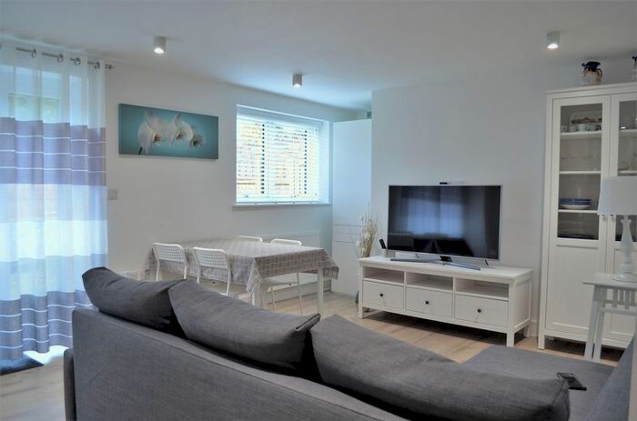 2 Bedroom Flat To Rent In Leyshon Road, Wheatley, Oxford, OX33