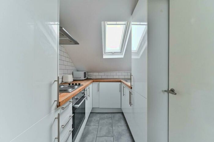 3 Bedroom Flat To Rent In Holmesdale Road, South Norwood, London, SE25