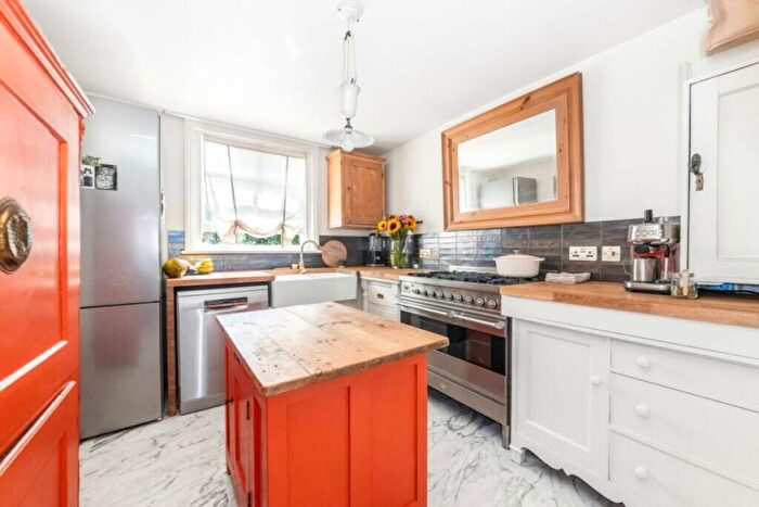 2 Bedroom Flat For Sale In Deronda Road, London, SE24