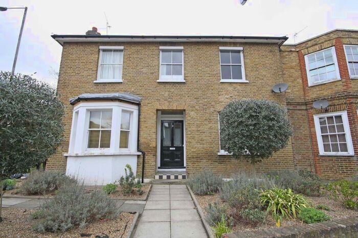 1 Bedroom Flat To Rent In Springfield Road, Kingston Upon Thames, KT1