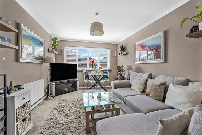 1 Bedroom Flat For Sale In Woodthorpe Road, Ashford, TW15