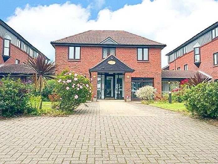 2 Bedroom Apartment For Sale In Imperial Avenue, Westcliff-on-Sea, Essex, SS0