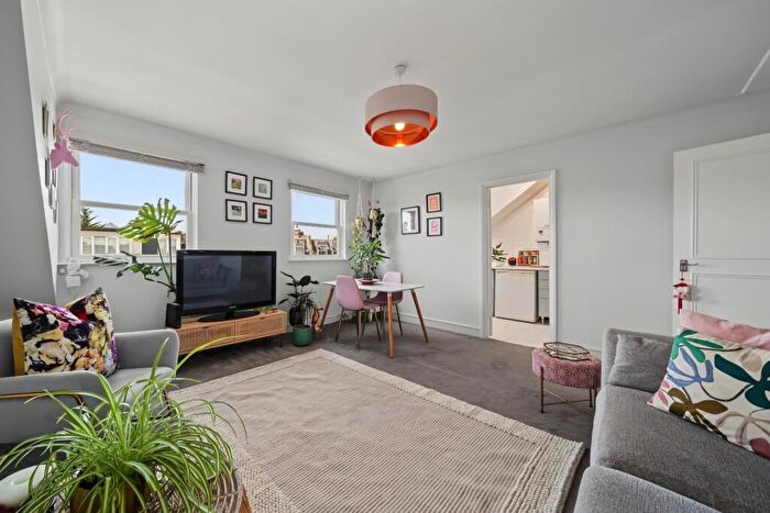 2 Bedroom Apartment For Sale In Adolphus Road, London, N4