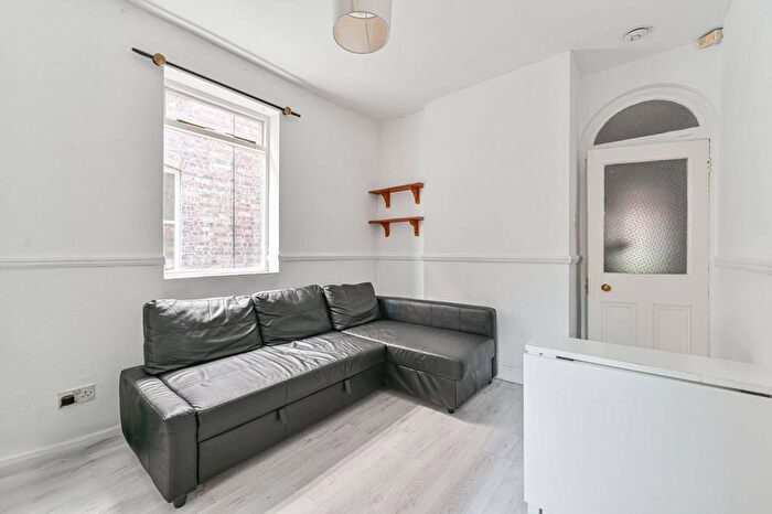 3 Bedroom Flat To Rent In Crownstone Road, Brixton, London, SW2