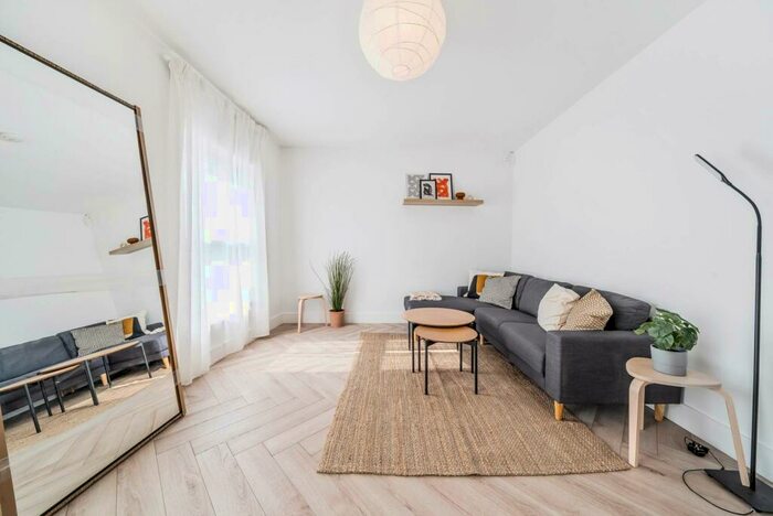 4 Bedroom Flat To Rent In York Road, Clapham Junction, London, SW11