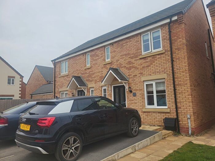 3 Bedroom Semi-Detached House To Rent In Whittle Road, Holdingham, NG34