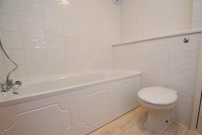 1 Bedroom Flat To Rent In St. Georges Close, Horley, RH6
