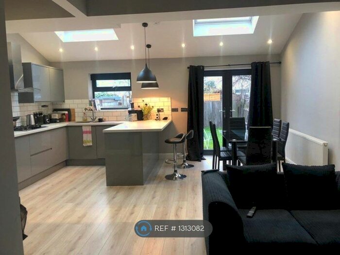 5 Bedroom Semi-Detached House To Rent In Donnybrook Road, London SW16