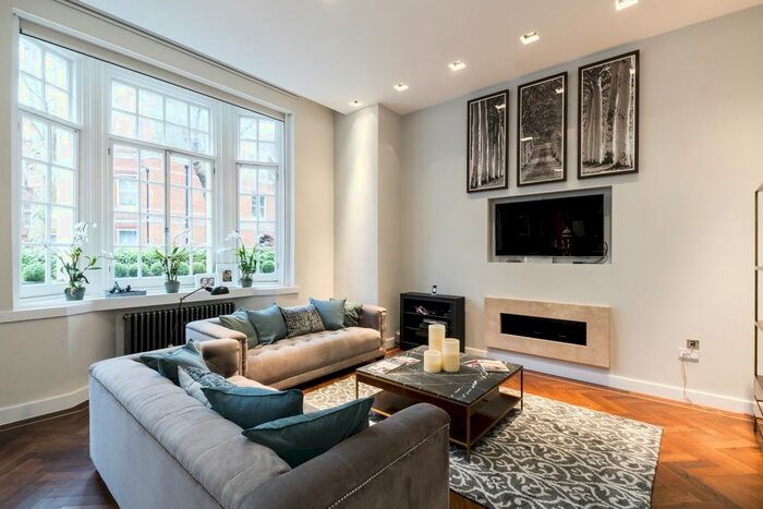 2 Bedroom Flat To Rent In Kensington Court, London, W8