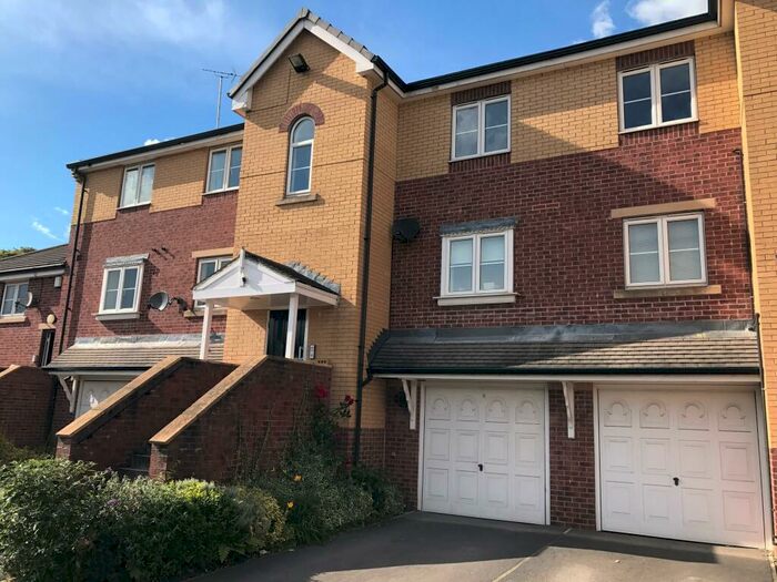 3 Bedroom Flat To Rent In Cherry Court, Headingley, Leeds, LS6
