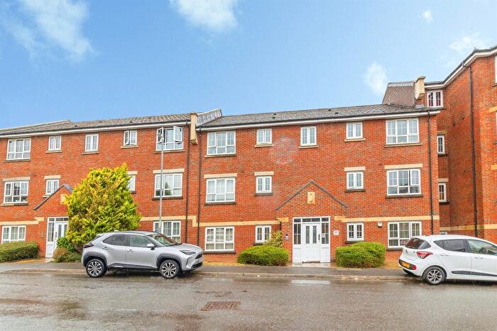 2 Bedroom Flat For Sale In Watling Gardens, Dunstable, LU6