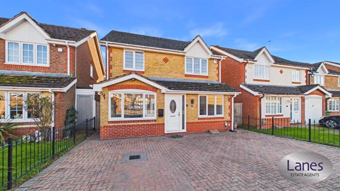 4 Bedroom Detached House For Sale In Dairyglen Avenue, Cheshunt, EN8