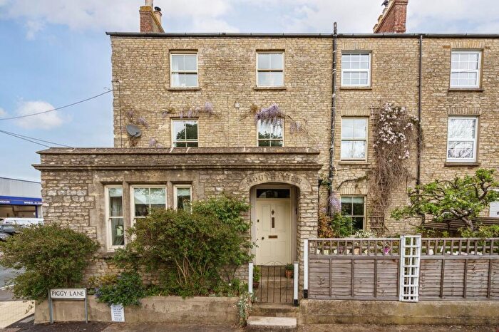 4 Bedroom Semi-Detached House For Sale In Piggy Lane, Bicester, OX26