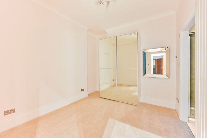 3 Bedroom Flat For Sale In Bickenhall Street, Marylebone, London, W1U