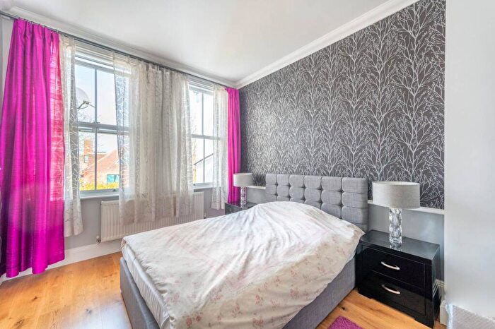 2 Bedroom Flat For Sale In Melrose Avenue, Willesden Green, London, NW2
