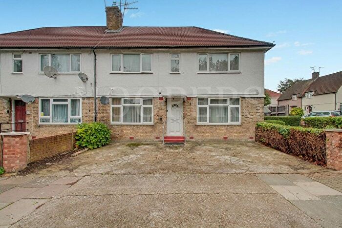 2 Bedroom Ground Maisonette For Sale In Ardley Close, London, NW10