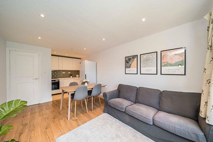 2 Bedroom Flat To Rent In Nantes Close, London, SW18
