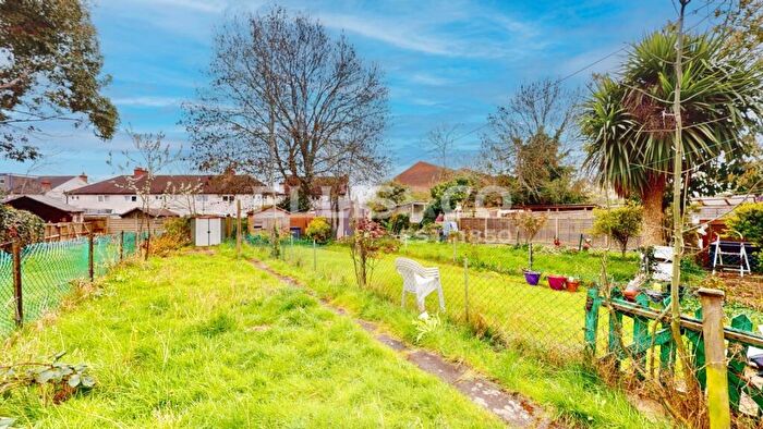 2 Bedroom Maisonette For Sale In Glenwood Close, Harrow, HA1