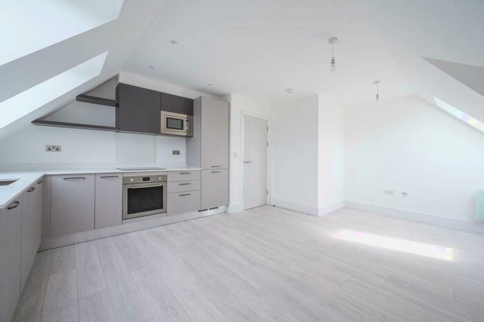 2 Bedroom Flat To Rent In Hyde Road, Croydon, South Croydon, CR2