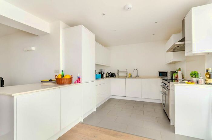 2 Bedroom Flat To Rent In County Street, London Bridge, London, SE1