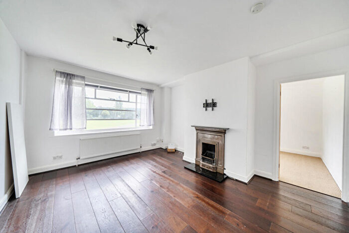 2 Bedroom Flat For Sale In Hornsey Lane, Highgate, London, N6
