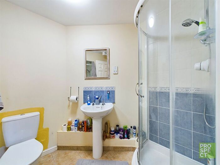 2 Bedroom Flat For Sale In Grantley Heights, Kennet Side, Reading, Berkshire, RG1
