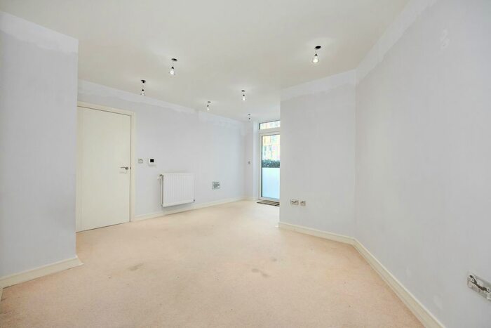 2 Bedroom Flat To Rent In Cable Walk, London, SE10