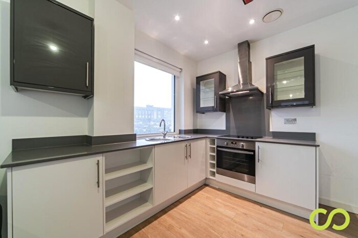 2 Bedroom Flat To Rent In Nova House, Buckingham Gardens, Slough, SL1