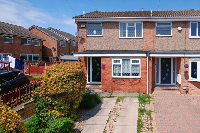 3 Bedroom End Of Terrace House For Sale In Woodlea Grove, Yeadon, Leeds, West Yorkshire, LS19