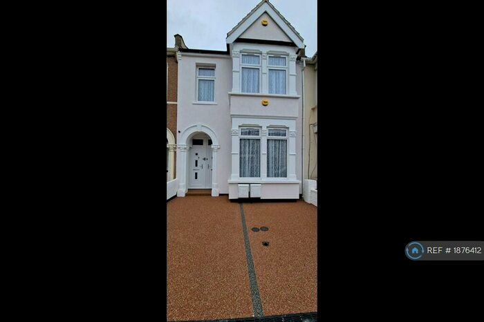 2 Bedroom Flat To Rent In Kimberley Avenue, Ilford, IG2
