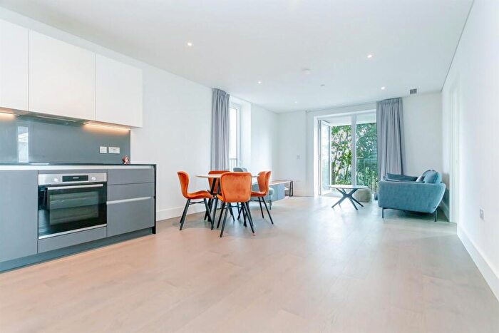 2 Bedroom Flat To Rent In Gartons Way, London, SW11
