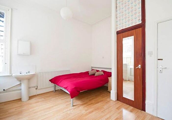 3 Bedroom Flat To Rent In Forest Rd West Flat, Arboretum, Nottingham, Nottinghamshire, NG7